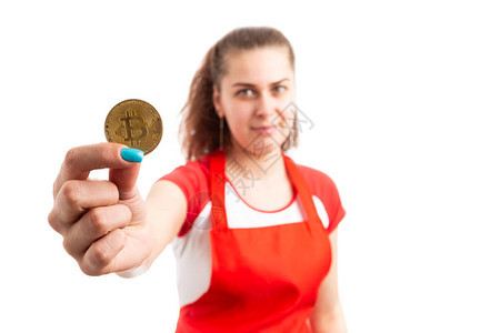 年轻女超市或大型超市员工持有比特币符号作为加密货币支付概念背景图片