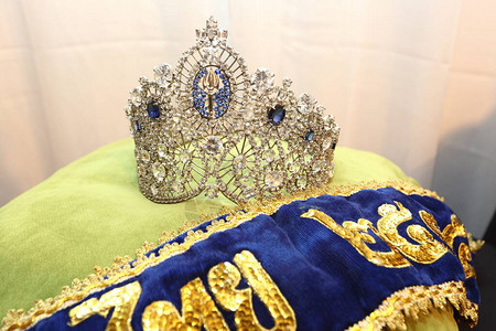 小姐选美皇冠与珠宝钻石珍珠银金红宝石枕垫在展览中图片