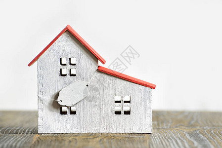 带标志的木屋模型房屋销售购买概念图片