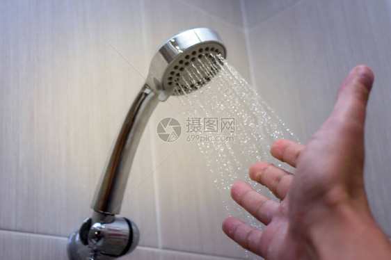 关闭从浴室淋浴头流出的打开和关闭的水以图片
