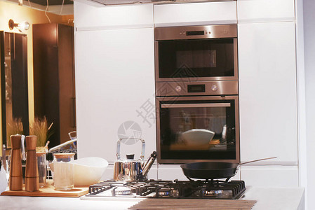 内置烤箱的明亮室内厨房美图片
