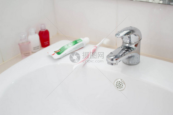 浴室中的水管牙膏图片