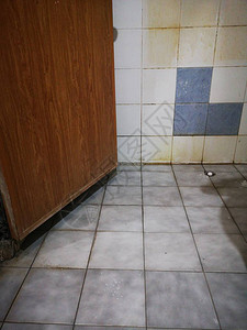 粘结深嵌入浴室的瓷砖和关节中图片