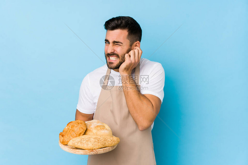 英俊的年轻面包师男人用双手孤图片