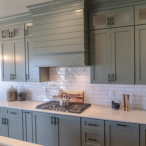 照片方形木制橱柜和厨房内的白色台面图片