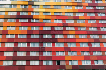 有很多对称窗户的彩色建筑图片