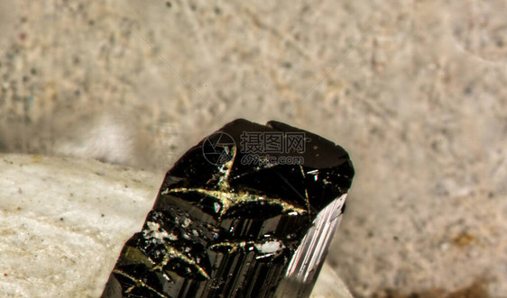 显微镜下的柱状电气石晶体图片