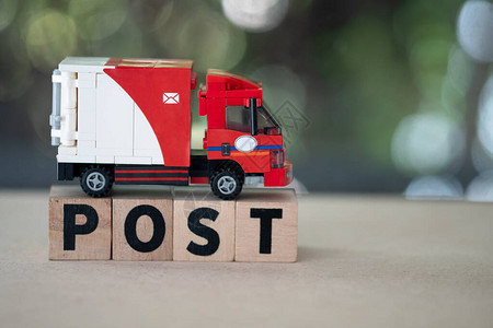 在邮政木块上的微型玩具泰国邮政投递车泰国公路快图片