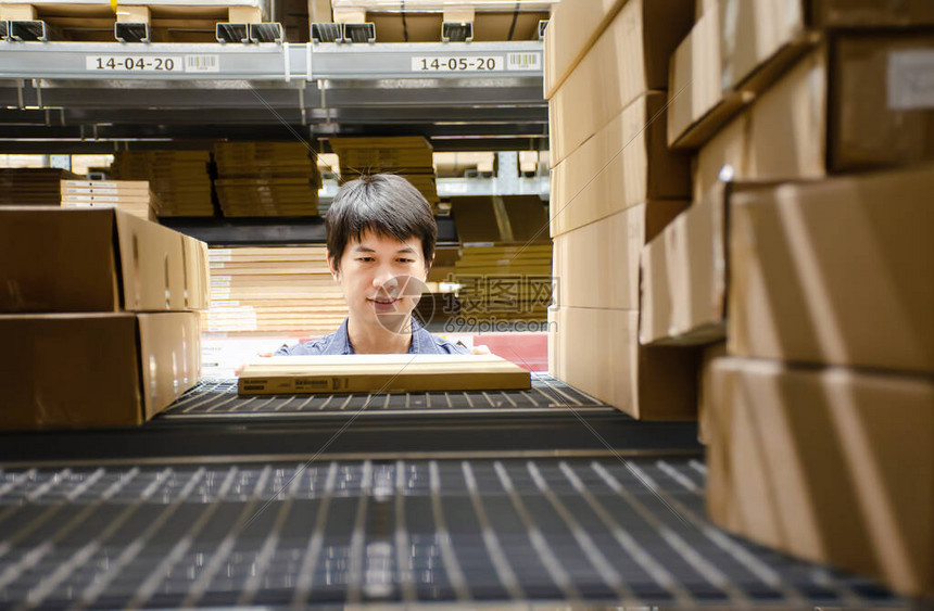 亚洲购物者站在仓库的纸板箱货架之间选择买什么购物仓储或包装产品概念购买或购买工厂商品图片