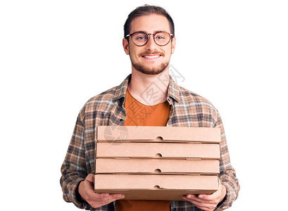 年轻英俊的白人男子拿着送披萨盒图片