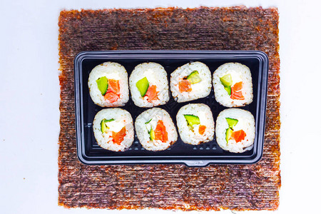 一套寿司海藻背景的寿司卷平图片