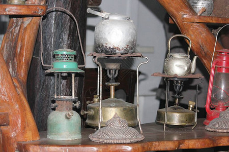 一套古老的油灯和煤气燃烧器装在一座百年图片
