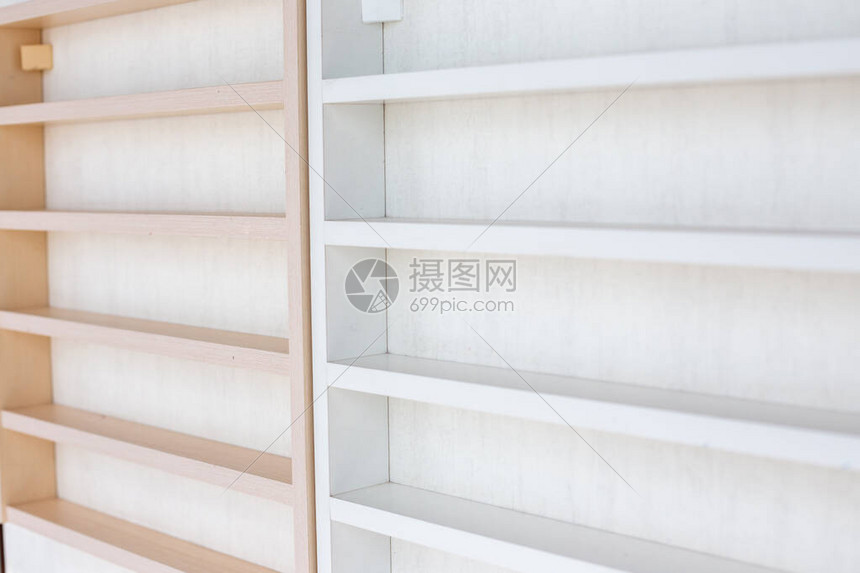 明亮的房间墙上的白色木架子高清图片下载-正版图片504174778-摄图网