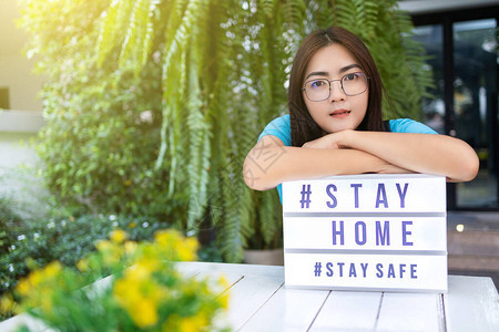 亚洲女灯盒标志是STAYHome和STAYSeafeCo图片