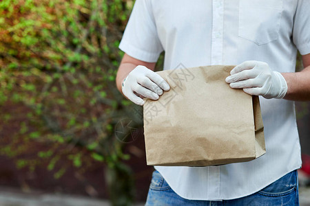 物流快递素材用棕色纸袋安全地运送网上购物商品背景
