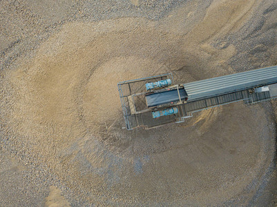 露天矿坑采石场中沙锥以上传送带的空中观测图片
