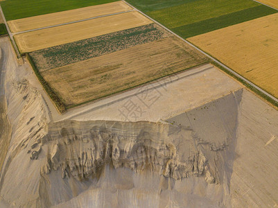 瑞士露天砾石矿的鸟瞰图采矿业的土地掠夺砾石采图片