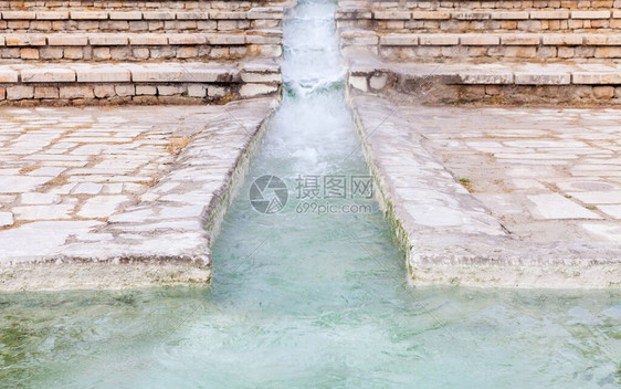 通过土耳其西南部Pamukkale的温泉水流图片