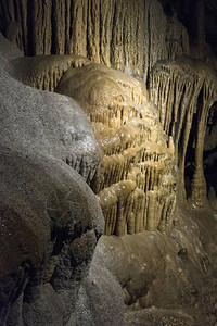 古老的洞穴里有石化物和stala图片