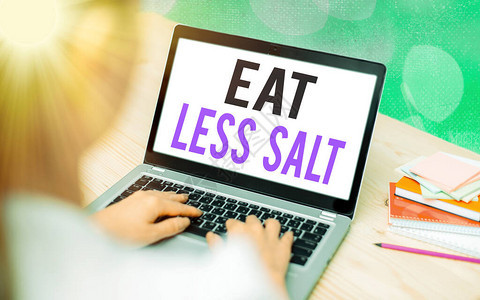 写笔记显示少吃盐减少食品和饮料钠摄入量的商业理念彩色散景背下现图片