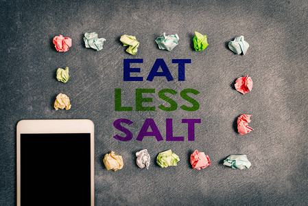 写笔记显示少吃盐减少食品和饮料钠摄入量的商业理念不同背景下配备智能手图片