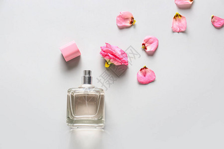 浅色背景中的一瓶花卉香水图片