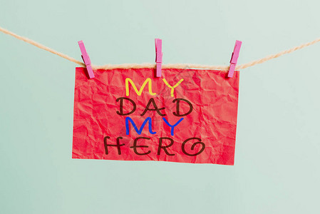 手写文字写我爸我的英雄概念照片钦佩你父亲的爱情感赞美晾衣绳夹矩形纸图片