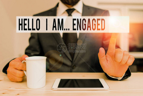 显示你好我订婚的文字符号商业照片展示他给了戒指我们要结婚礼男人类穿正装礼物演示使用高图片