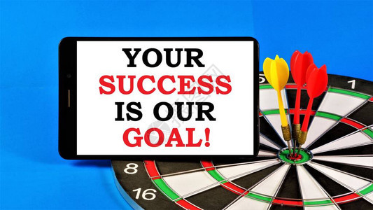 您的成功是我们的目标飞镖背景上的短信在学校和商业上的成功战略图片