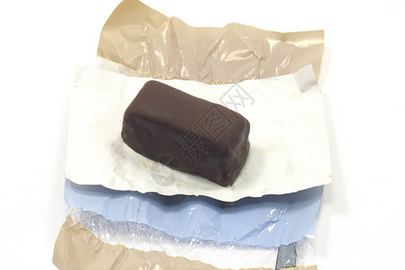 用黑巧克力覆盖的牛轧糖条图片