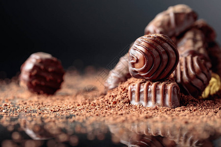巧克力糖果洒在巧克力薯片图片