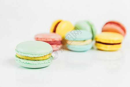 甜杏仁五颜六色的粉红色蓝黄绿马卡龙或马卡龙甜点蛋糕隔离在白色背景法国甜饼干最小的食品烘焙概图片
