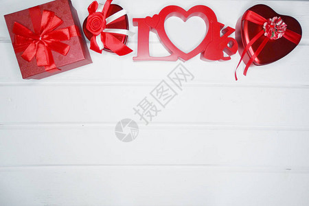 红心装饰品爱情人节的礼物在闪背景图片