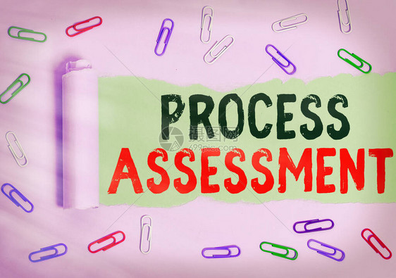 显示过程评估的文字标志商业照片展示了一个组织对行动的纪律检查滚动撕破的纸板放置在木制经典桌背景上图片