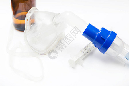 用呼吸面罩吸入的医疗设备白桌上的雾化器背景图片