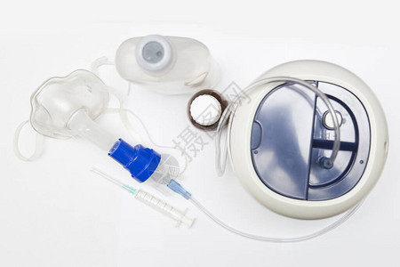 用呼吸面罩吸入的医疗设备白桌上的雾化器图片