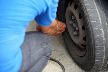 萨尔瓦多加油站人员校准车辆轮胎图片
