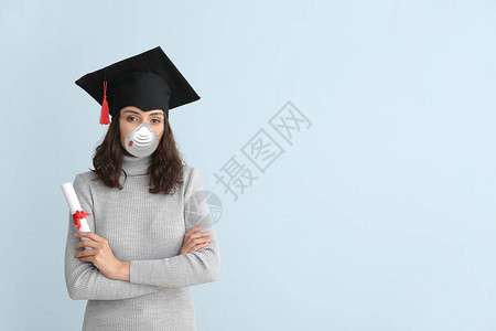 身戴轻背景保护面罩的毕业女学生她们将图片