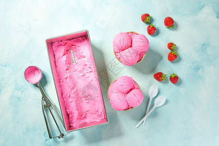 草莓冰淇淋和新鲜草莓放在薄荷颜色图片