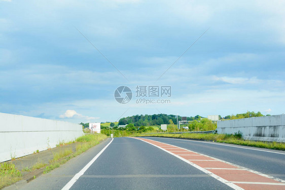 没有汽车或交通的空荡的道路图片