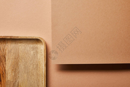 棕色木托盘和胶合板的顶视图图片