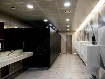 现代机场内男厕所的空厕所内部排小便图片