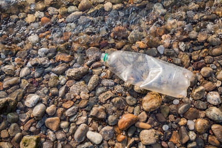 河岸塑料瓶垃圾水污染概念图片