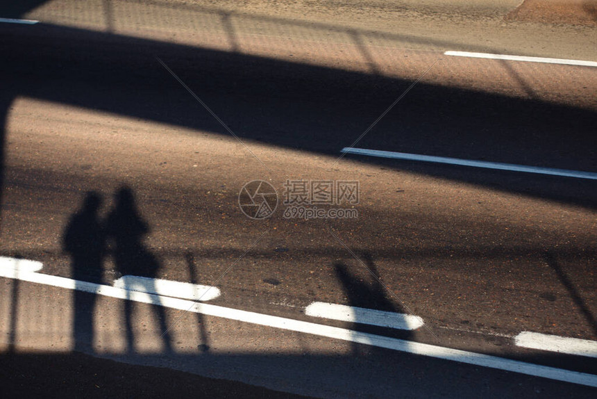在下面的一条空街上投放着高处行人高清图片下载-正版图片504182638-摄图网