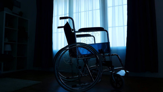 医院轮椅在黑暗房间为行动障碍者图片