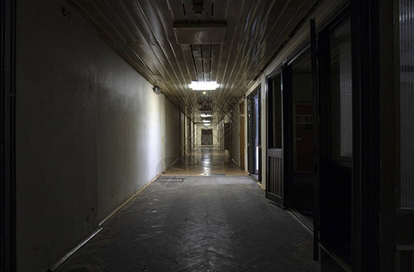 内部废弃的空地下室走廊图片素材