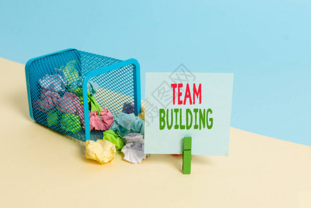 显示团队大楼的文本符号商业照片展示了用来加强社会关系的各种类型的活动垃圾桶折叠式纸面衣板空提醒办公室用品背景图片