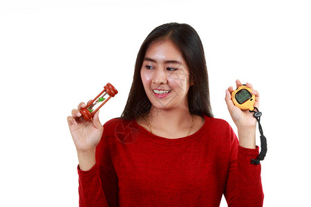 亚洲年轻女士用沙漏或白色背景的停手表检查计时器图片