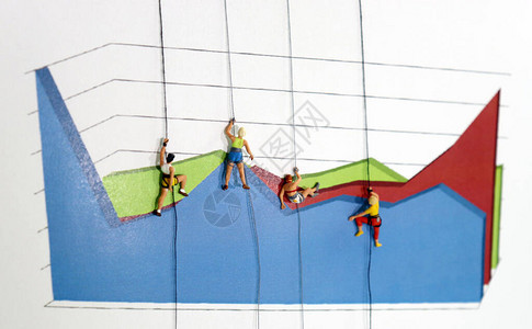 微型登山者使用绳索攀爬三维面积图实现业务成果的努图片