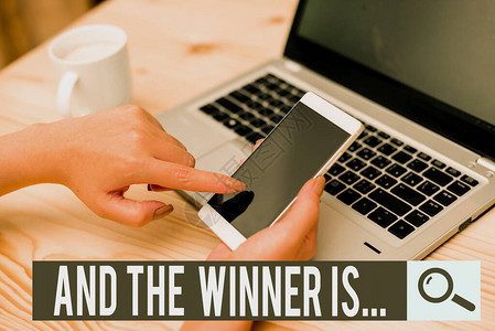 写笔记显示和赢家是宣布通过笔记本电脑智能手机和办公用品技术赢得女展示或事背景图片
